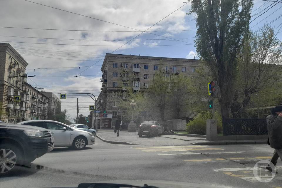 Из-за ДТП иномарка влетела в гранитный столб в центре Волгограда