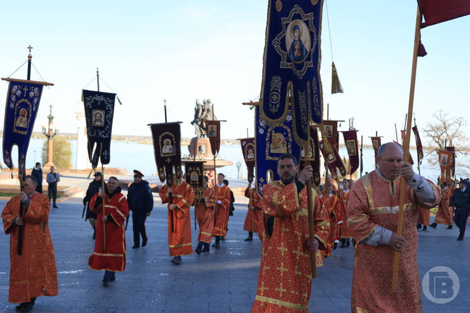 В центре Волгограда состоялся Пасхальный крестный ход