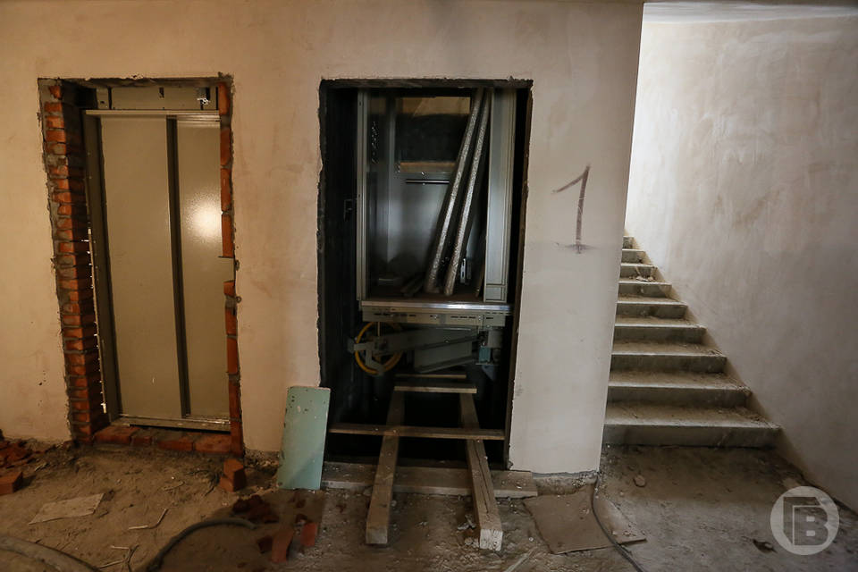 В Волгограде строитель умер после падения в шахту лифта