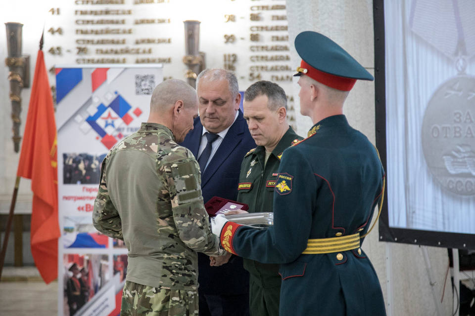 В Волгограде трем добровольцам вручили медаль «За отвагу»