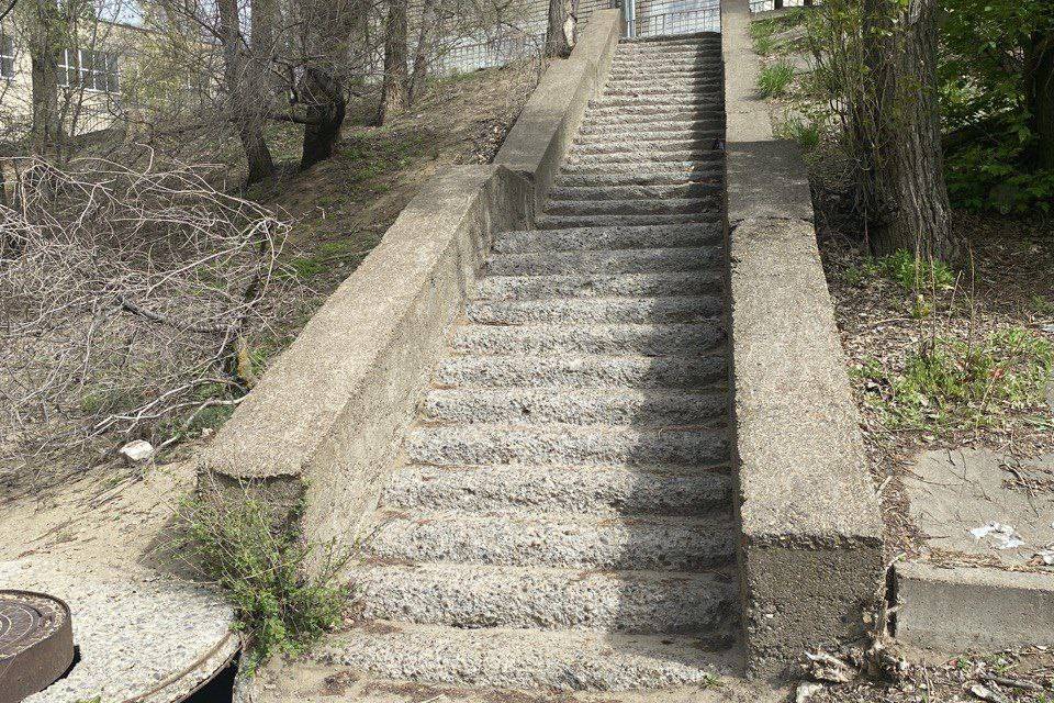 В Камышине ремонтируют лестницы и пешеходные дорожки