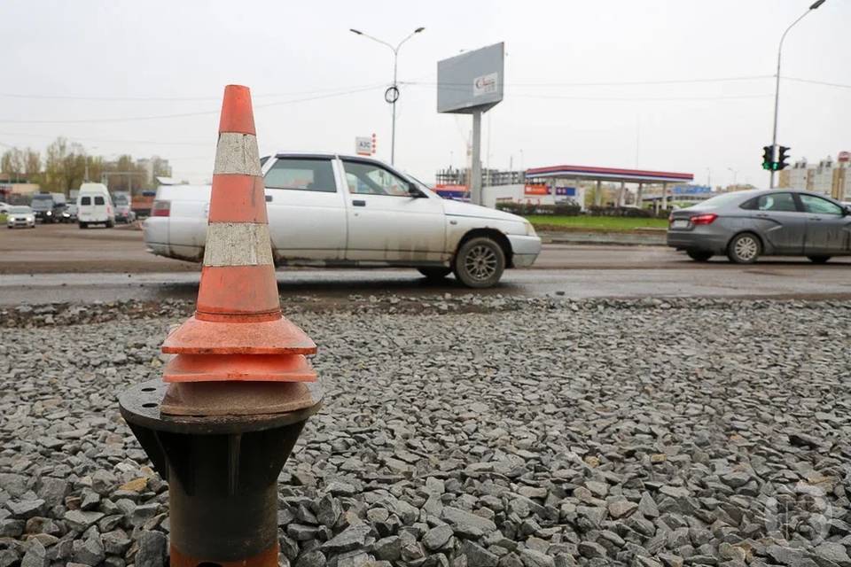 В Волгограде тягач снес фонарный столб и дерево