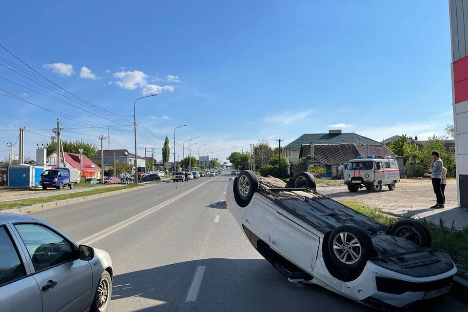 В Волгограде Skoda сделала сальто, водитель в больнице