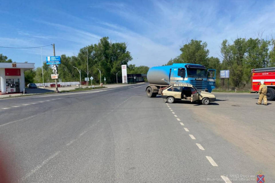 Двое пенсионеров разбились в ДТП с грузовиком под Волгоградом