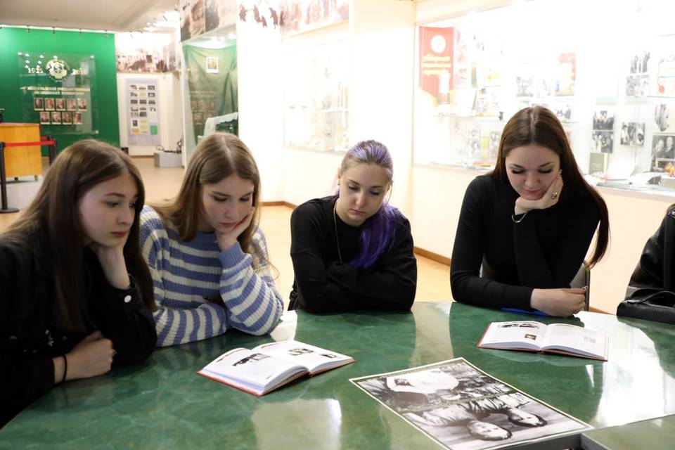 В Волгограде студенты-медики присоединились к акции «Парта Героя»