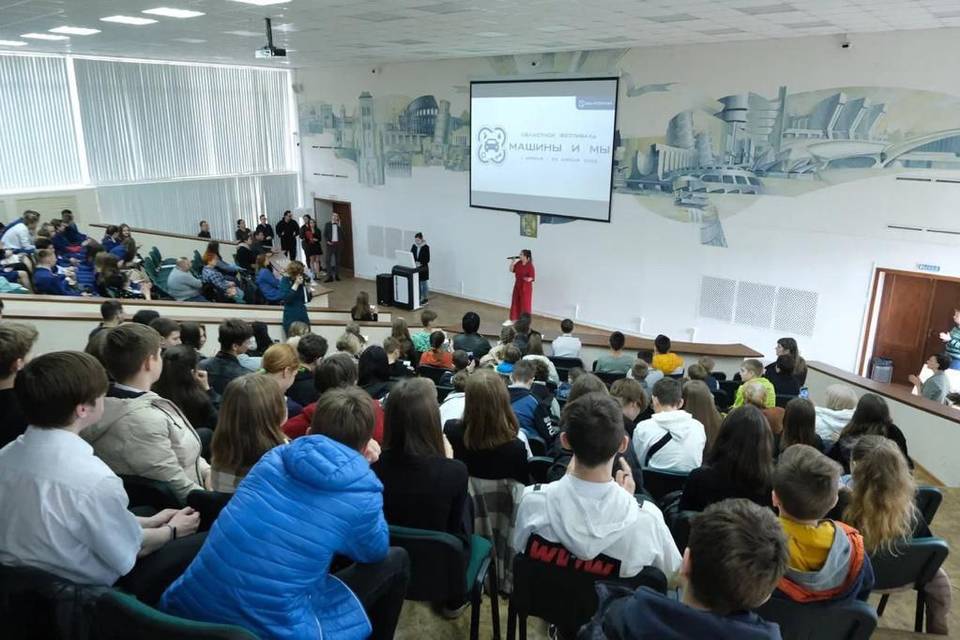 В Волгограде юные инженеры послушали лекцию про цифровые угрозы и умных роботов