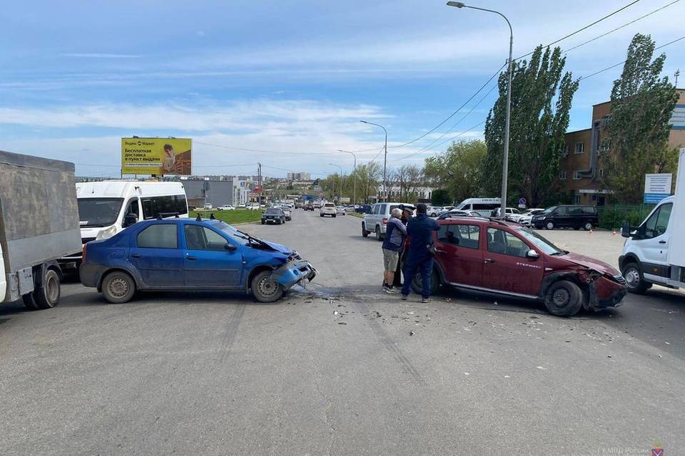 В Волгограде две женщины пострадали в ДТП с двумя «Рено»