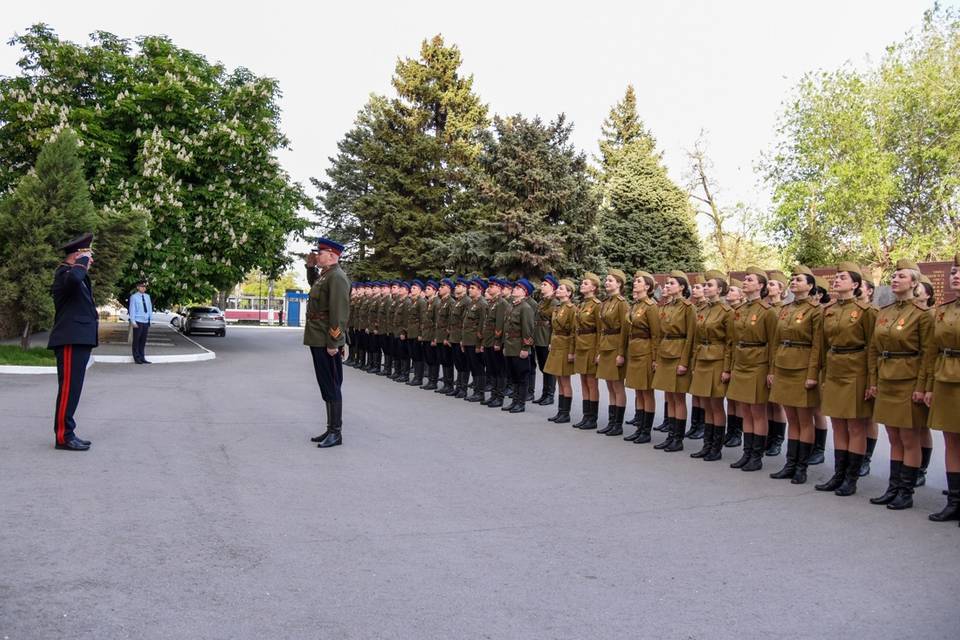 В Волгограде генерал-майор проверил готовность полицейских к участию в параде