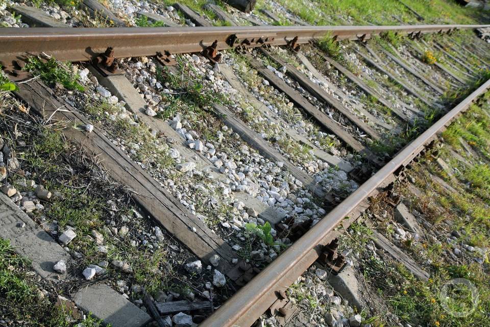 60-летний волгоградец, сидевший на рельсах, не заметил поезд и погиб