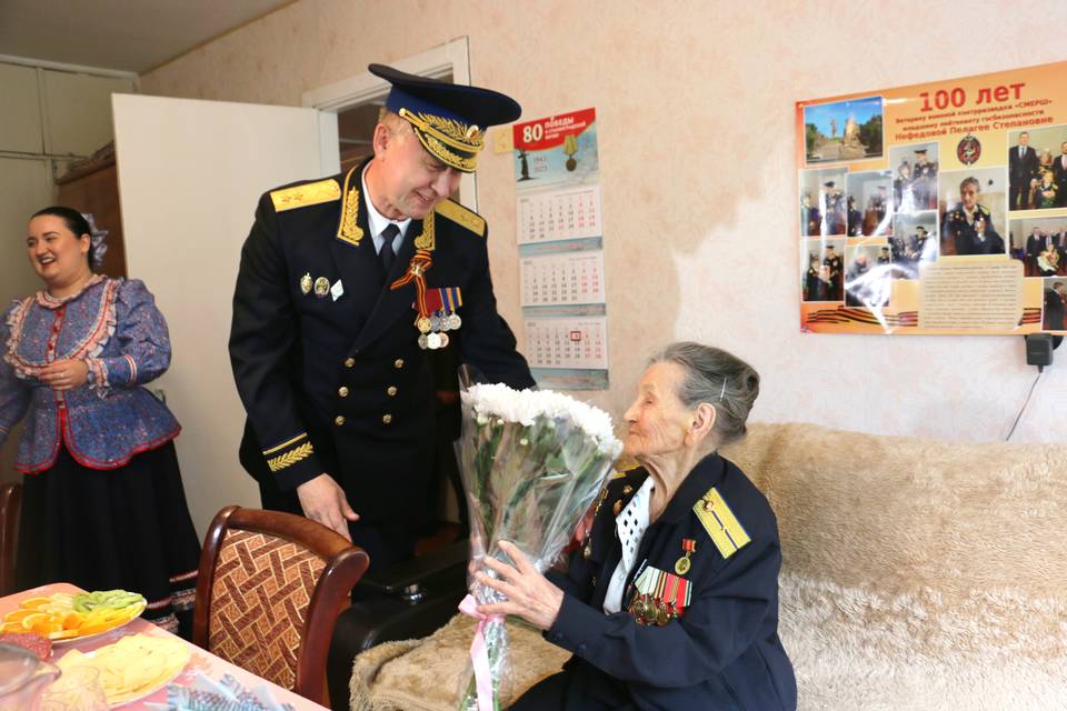 Двух ветеранов поздравили с Днем Победы сотрудники УФСБ по Волгоградской области