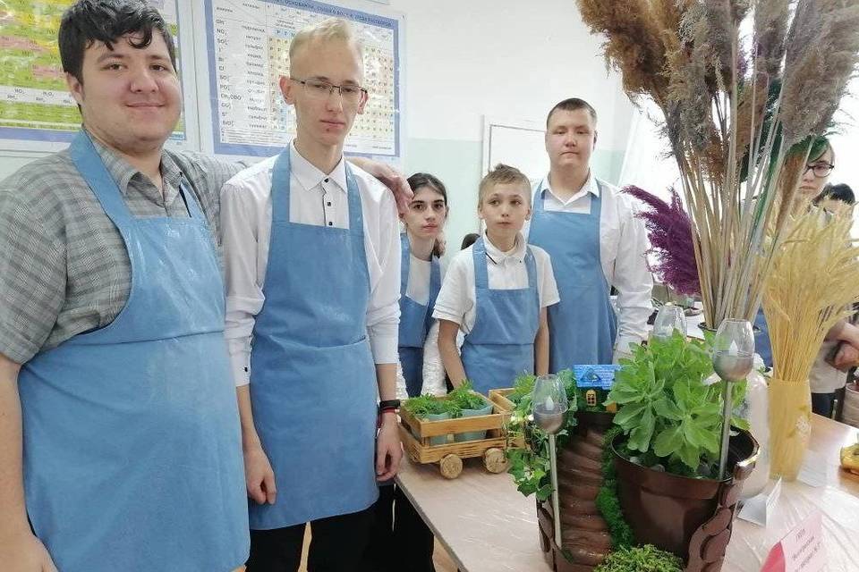 Школьники и студенты Волгоградской области посоревновались в умении создавать букеты