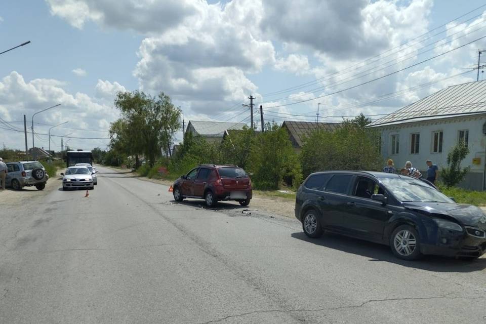 На юге Волгограда 93-летний водитель устроил массовое ДТП с двумя пострадавшими