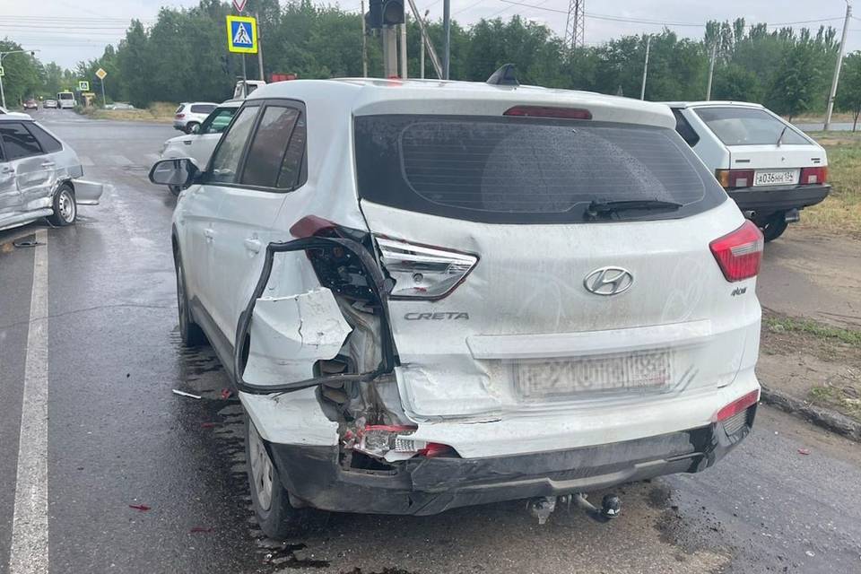 Под Волгоградом 34-летняя автоледи устроила массовое ДТП с пострадавшей женщиной