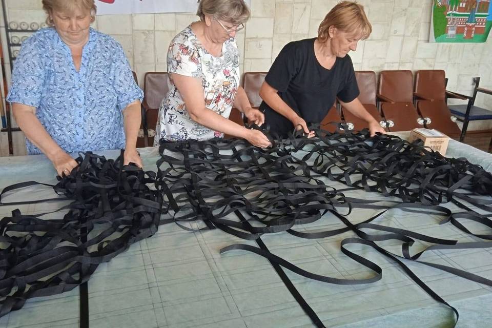 В Волгоградской области для участников СВО женщины шьют носилки и стропы