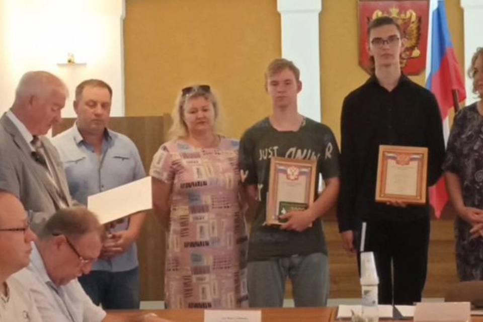 Под Волгоградом наградили выпускников, защитивших одноклассницу от парня с ножом