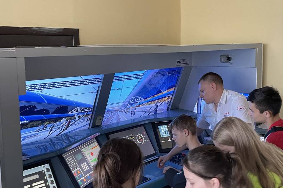 Волгоградским школьникам разрешили управлять виртуальным электропоездом и напомнили о правилах безопасности