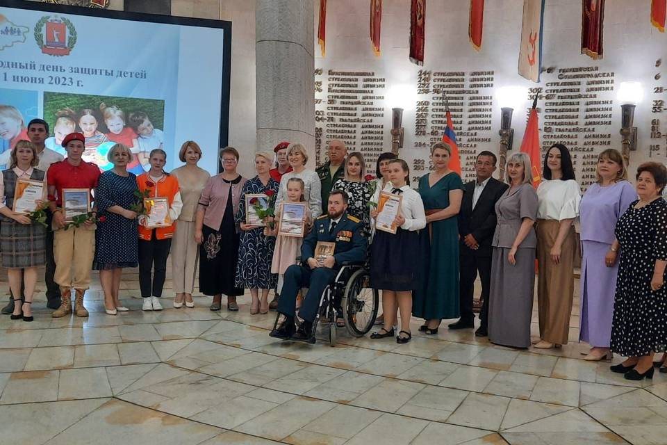 1 июня десяти волгоградцам вручили почетный знак губернатора Волгоградской области «Забота о детстве»