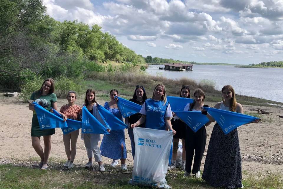 Под Волгоградом активисты очистили от мусора берег Ахтубы