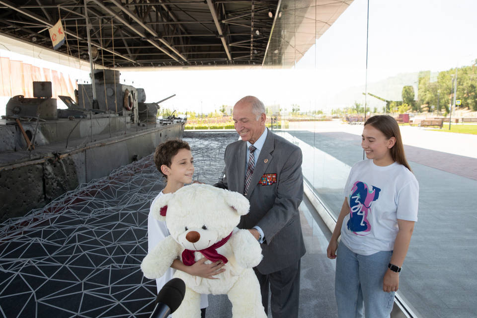В Волгограде Дмитрий Медведев подарил 9-летнему художнику Матвею Азарову медвежонка