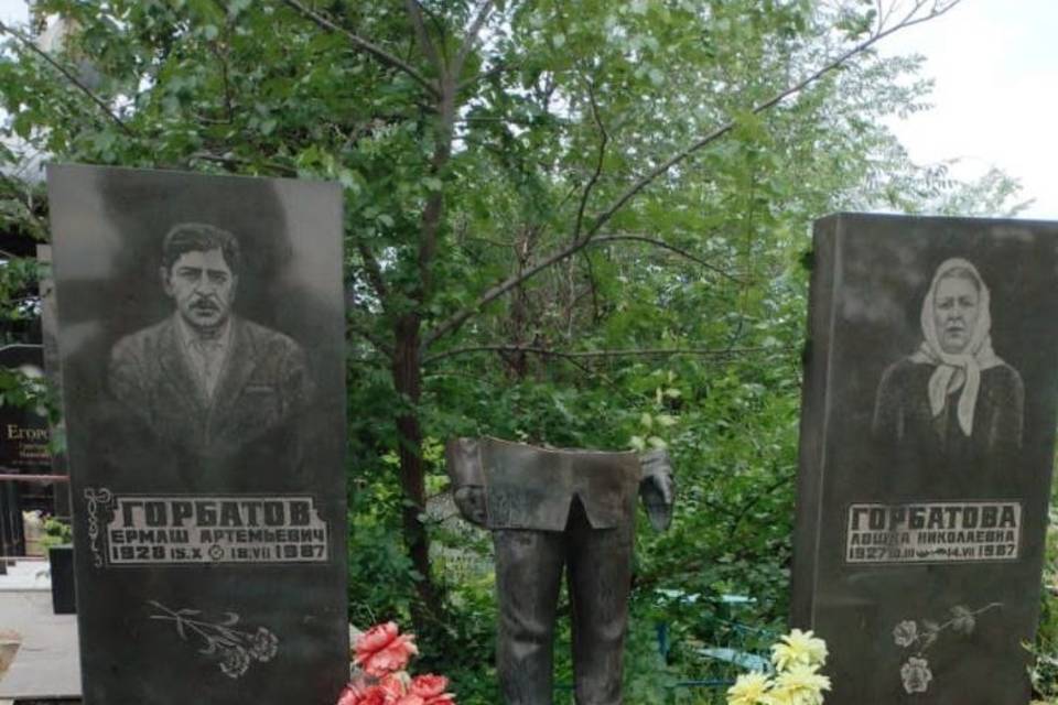 На кладбище Волгограда вандалы распилили памятник на могиле цыганского барона