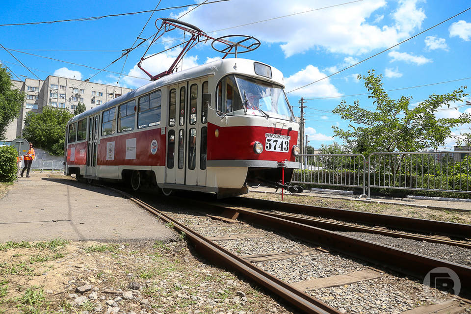В Волгограде приостановили движение транспорта через трамвайный переезд на Таращанцев