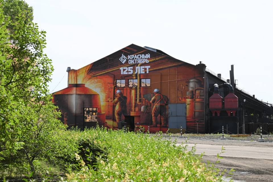 Необычное граффити появилось на здании цеха металлургического завода в Волгограде
