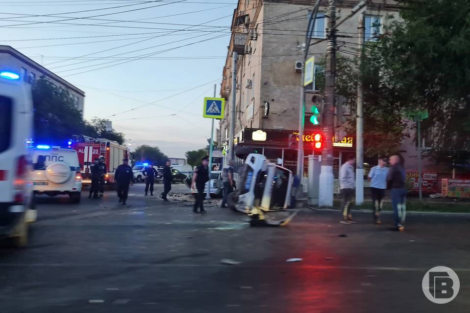 В Волгограде в ночной аварии разбились сотрудники ППС