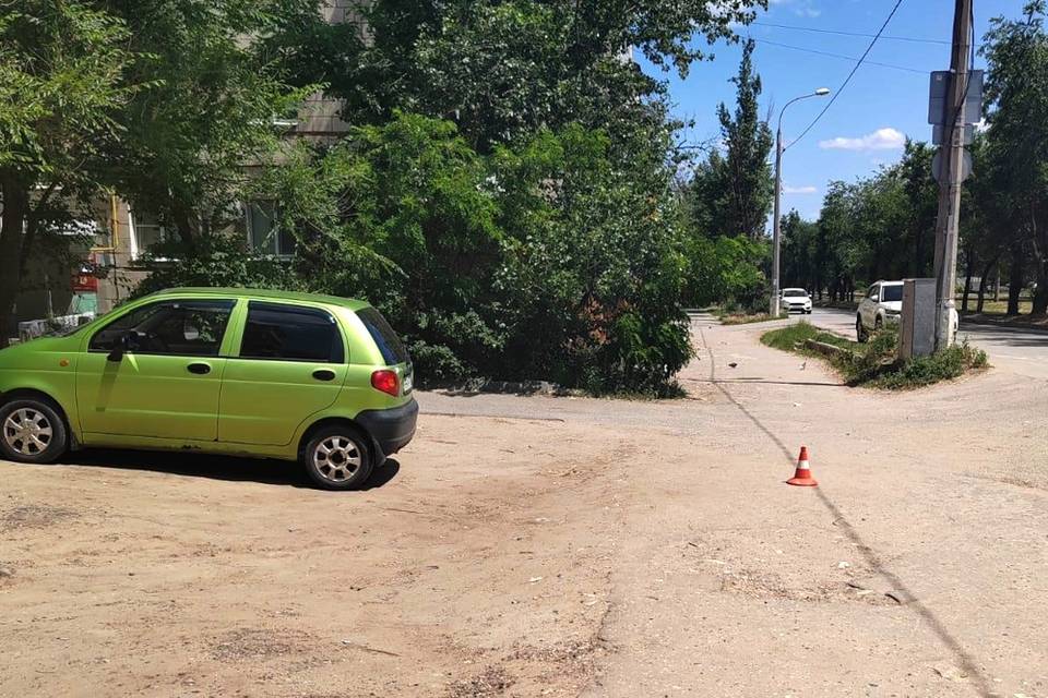 В Волгограде пенсионерка на «Дэу Матиз» сбила на тротуаре 60-летнего мужчину