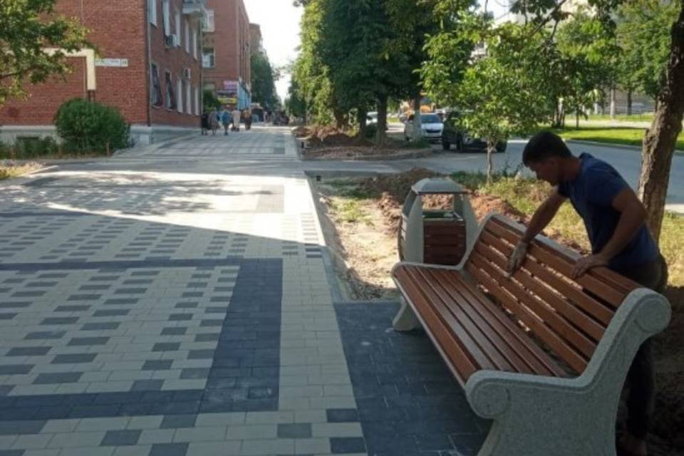 Вдоль бульвара Титова в Волгограде устанавливают новую парковую мебель