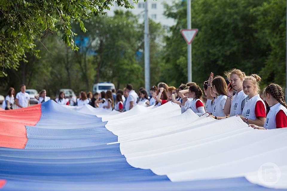 12 июня в ЦПКиО Волгограда пронесут 100-метровый флаг России
