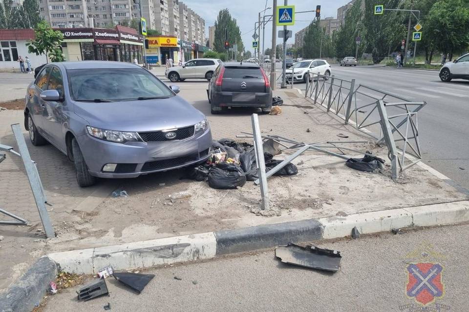 Под Волгоградом две столкнувшиеся иномарки врезались в дорожные ограждения