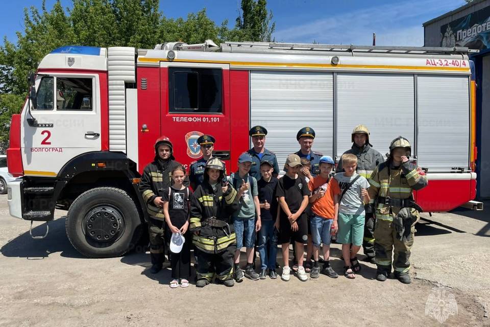 300 школьников посетили с экскурсиями пожарно-спасательные части Волгограда