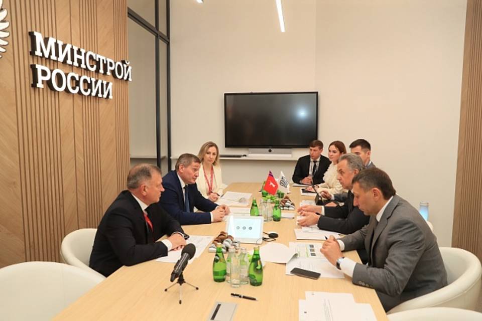 Андрей Бочаров провел встречу с гендиректором «ДОМ.РФ» Виталием Мутко