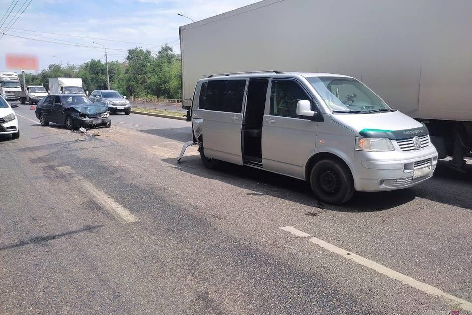 В Волгограде 19-летняя водитель въехала в микроавтобус