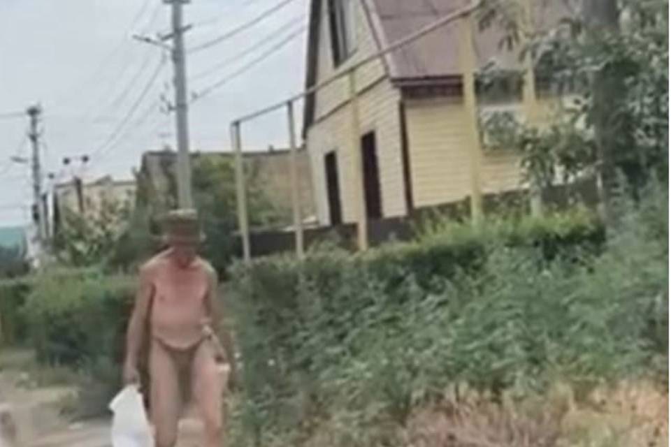 Гуляющий в стрингах голый  мужчина возмутил волгоградцев