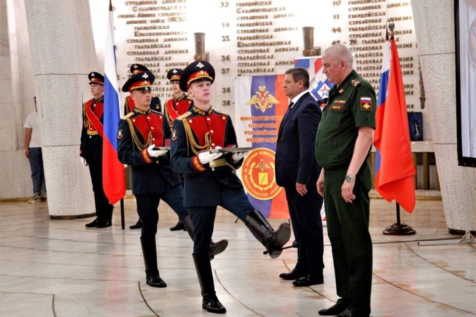 В Волгограде участникам СВО вручили медали и часы от губернатора