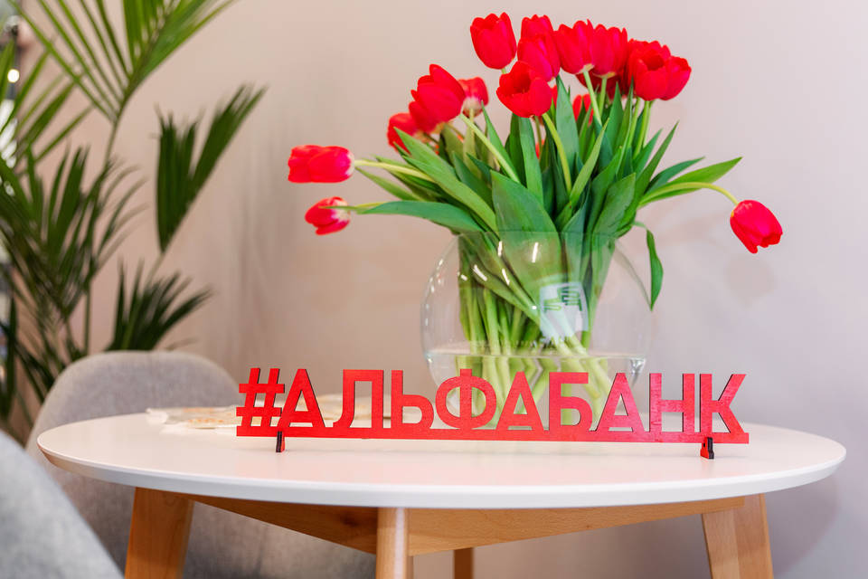 Напоминает уютное кафе: Альфа-Банк открыл первый офис в Михайловке Волгоградской области