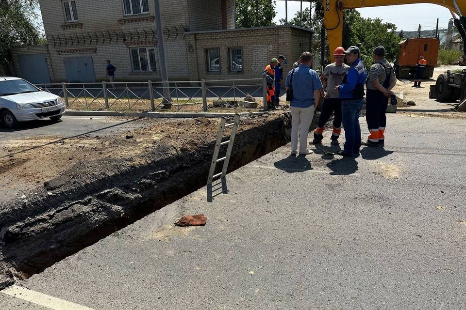 На Ангарской в Волгограде «Концессии» восстанавливают разрушенный  коллектор