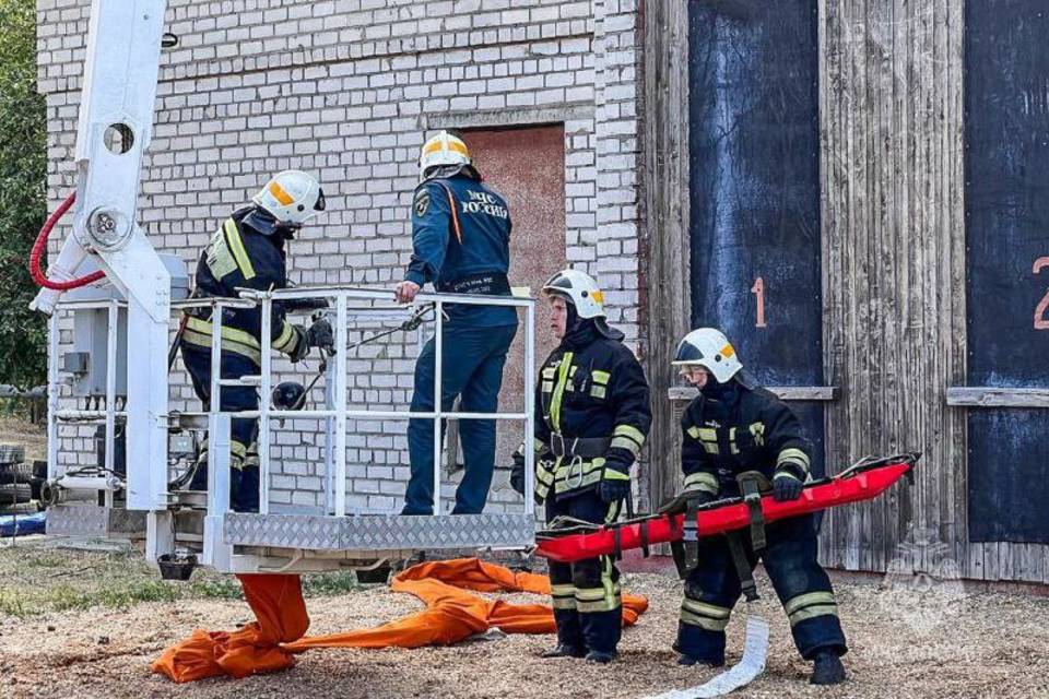 Волгоградские спасатели поборолись за звание лучшего расчета при работе на высoте