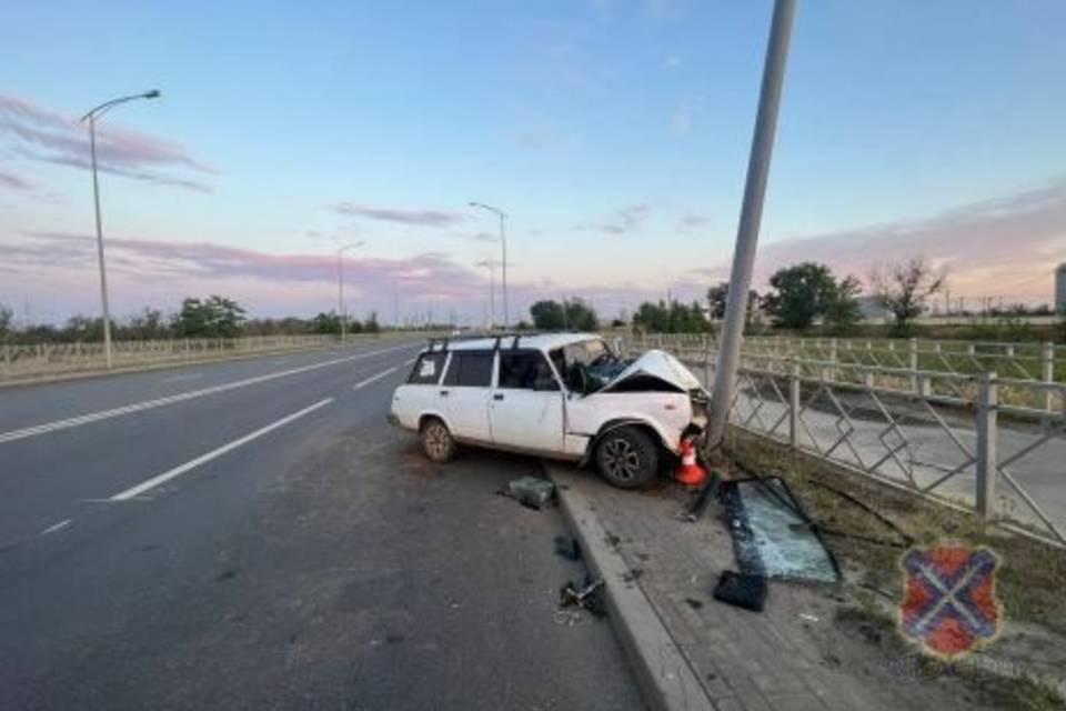 На шоссе Авиаторов в Волгограде «ВАЗ-2104» ночью врезался в световую опору