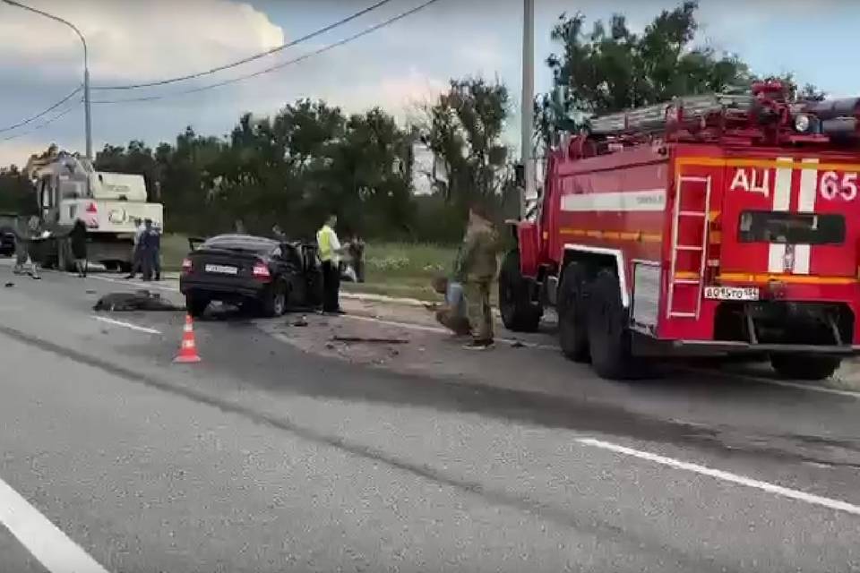 Под Волгоградом Priora влетела в экскаватор, водитель погиб