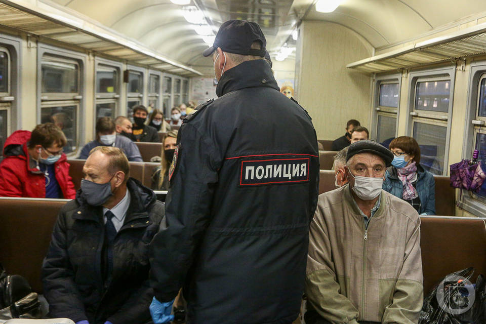 В Волгограде переодетый в полицейского бомж помочился в урну