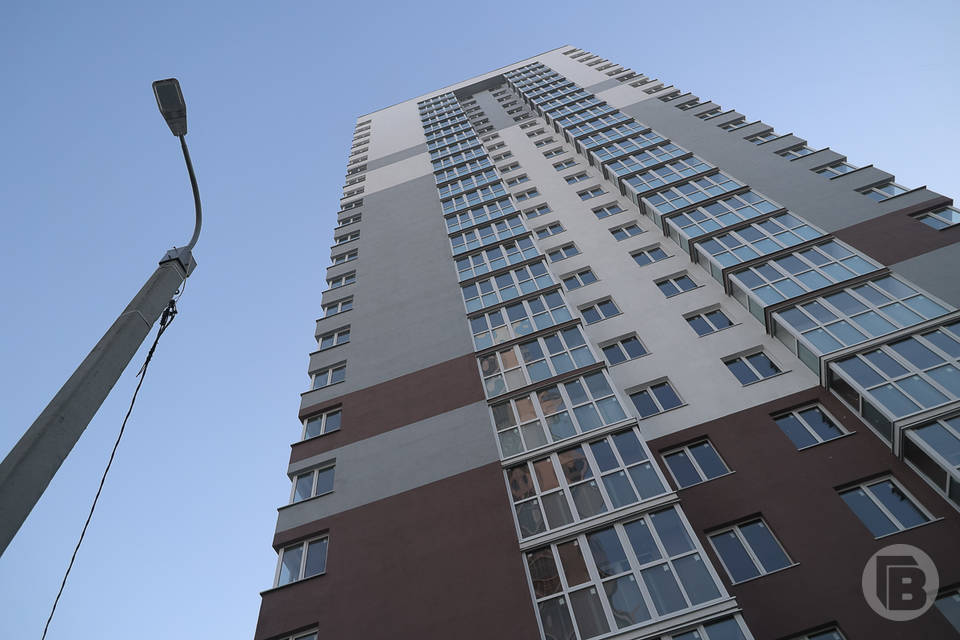 Тело женщины нашли под окнами 18-этажки в Волгограде