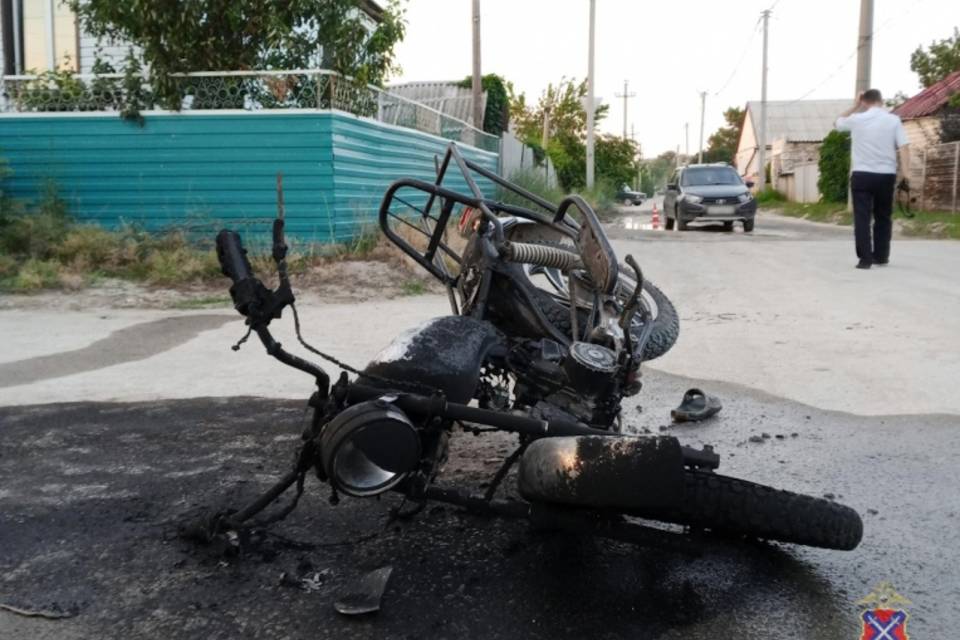 На дороге Волгоградской области сгорел самодельный мотоцикл в ДТП