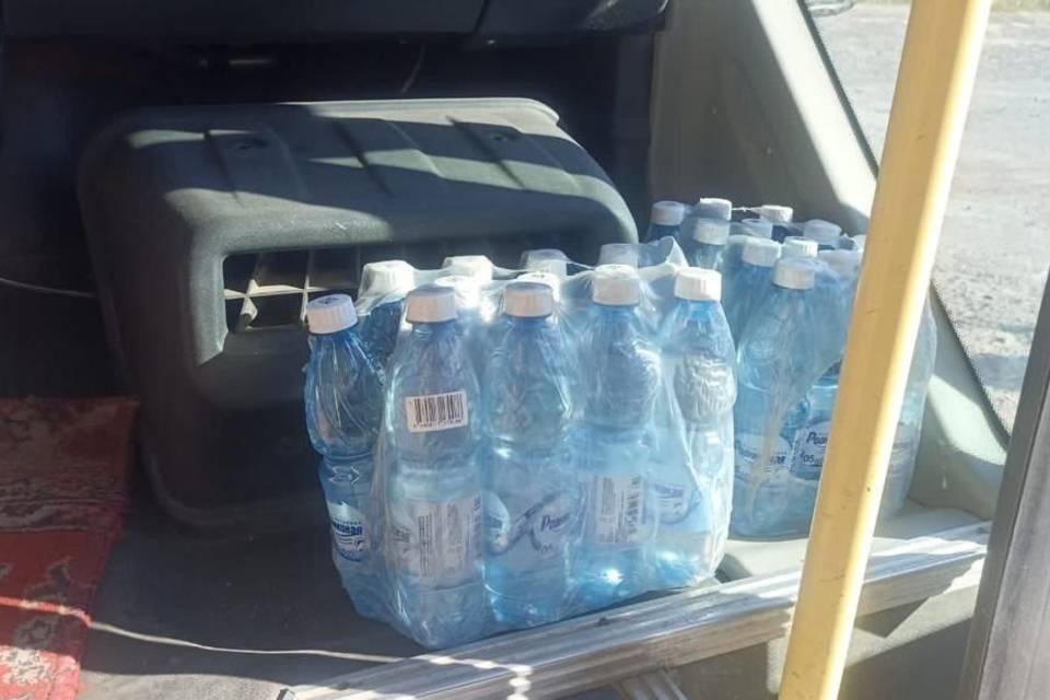 В Камышине из-за жары пассажирам муниципального транспорта раздают бутылки с водой