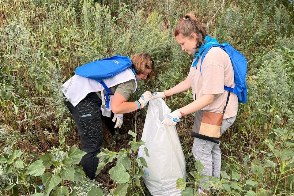 Волонтеры Камышина собрали 30 мешков мусора с берега Волги