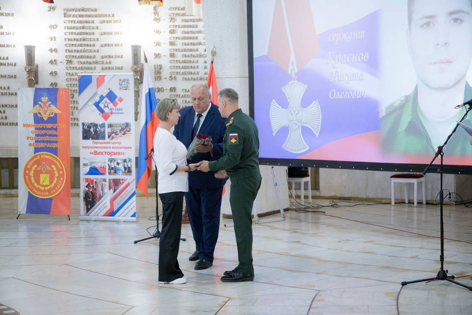 В Волгограде семьям 10 погибших бойцов передали ордена