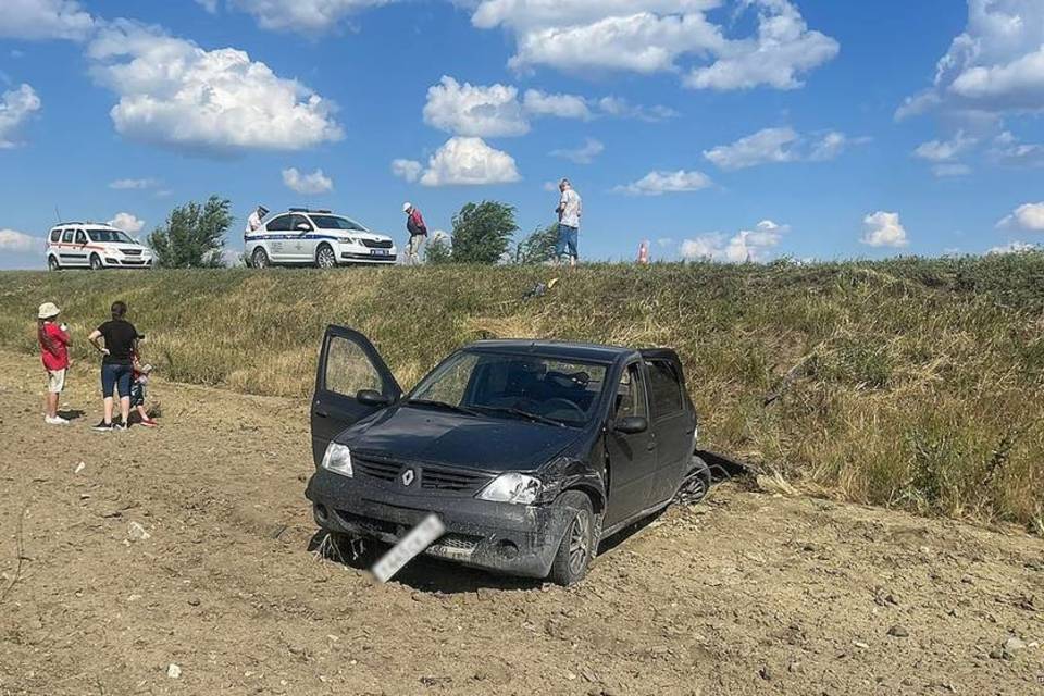 Под Волгоградом на трассе столкнулись три автомобиля