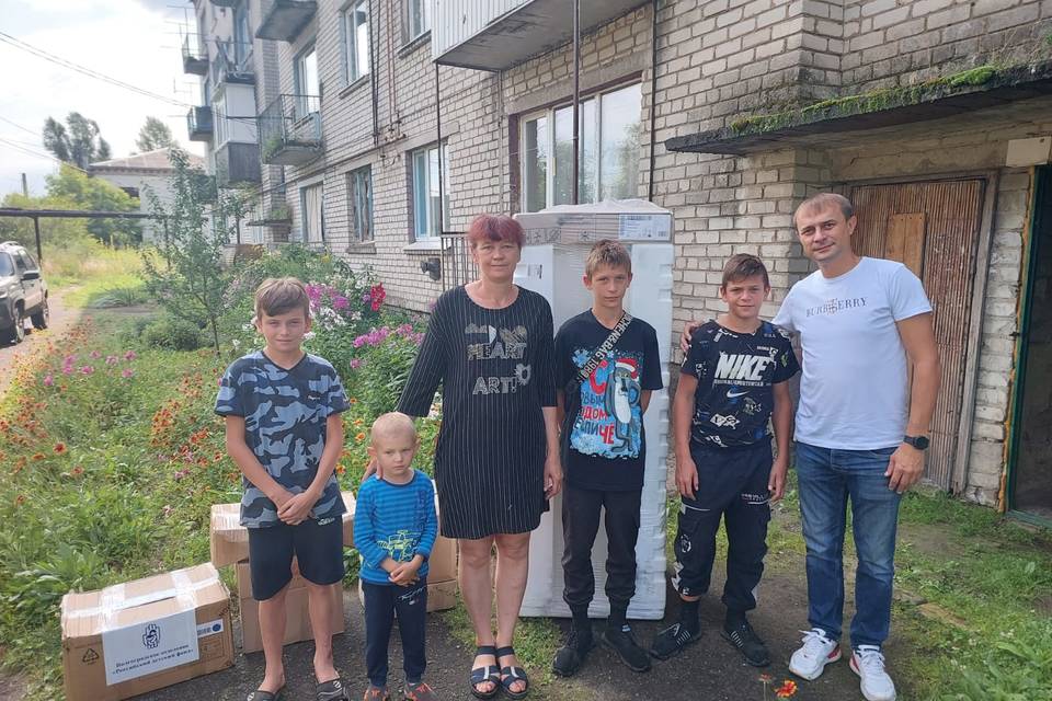 Многодетной семье в ЛНР доставили ценный груз из Волгограда