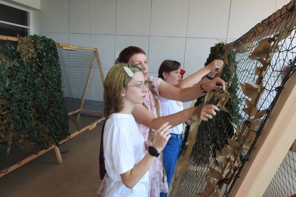 Юные волонтеры из Камышина плетут маскировочные сети для бойцов СВО